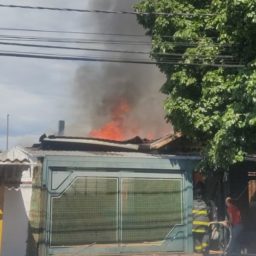 Incêndio destrói residência no  Castelo Branco; veja vídeo