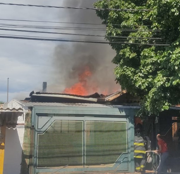 Incêndio destrói residência no  Castelo Branco; veja vídeo