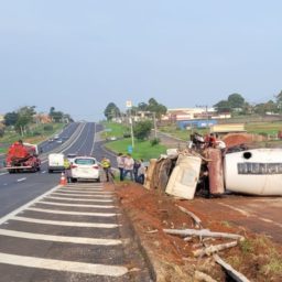 Caminhão tomba e interdita via de acesso à SP-294 na zona sul de Marília