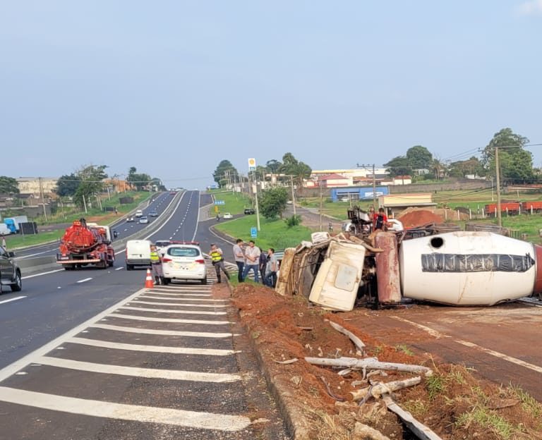 Caminhão tomba e interdita via de acesso à SP-294 na zona sul de Marília