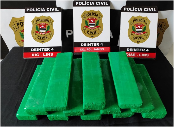 Polícia intercepta em Marília jovem que transportava 12 tijolos de maconha