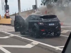 Carro pega fogo em praça de pedágio em rodovia da região