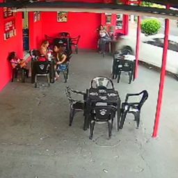 Vídeo mostra momento em que carro invade bar e atropela cliente