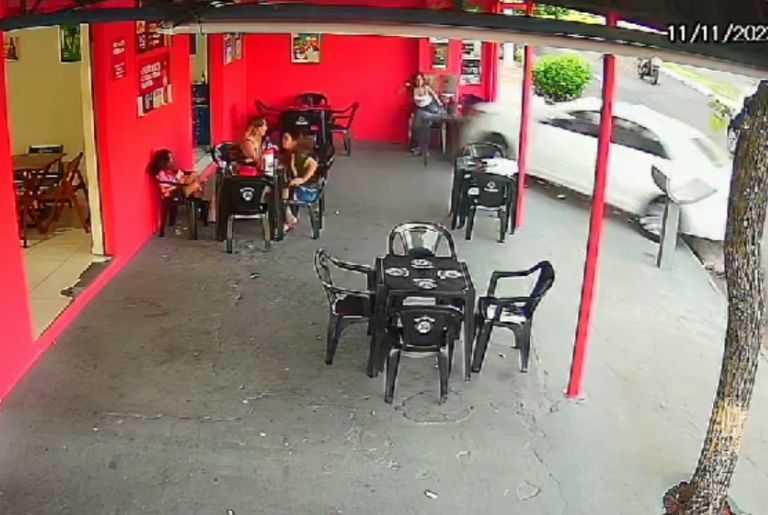 Vídeo mostra momento em que carro invade bar e atropela cliente