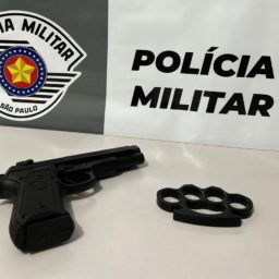 Jovem faz ameaças com arma falsa em posto e acaba preso por embriaguez