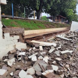 Chuva desaloja famílias, invade lojas e derruba muro de escola