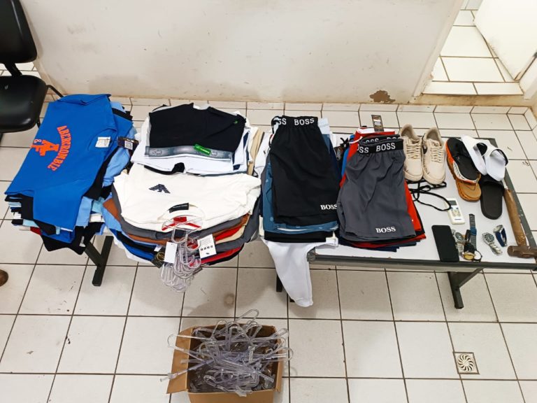 PM detém homem e adolescentes por furto em loja de roupas em Marília