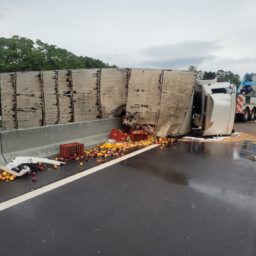 Caminhão carregado com frutas tomba na SP-294 entre Marília e Vera Cruz