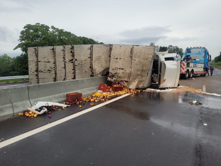 Caminhão carregado com frutas tomba na SP-294 entre Marília e Vera Cruz