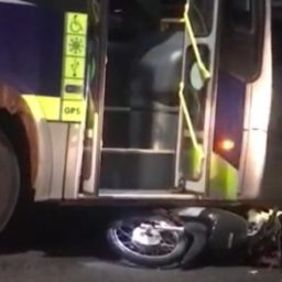 Moto vai parar embaixo de ônibus em acidente na zona norte de Marília