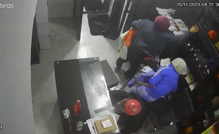 Ladrões assaltam loja no centro e são presos após acabar gasolina de carro