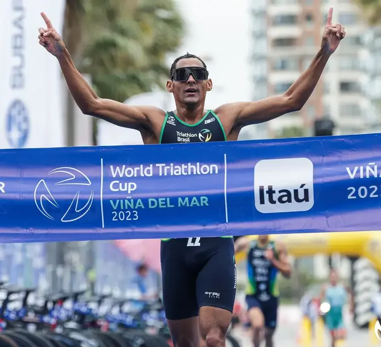 Brasil conquista dobradinha na Copa do Mundo de triatlo com ouro e prata