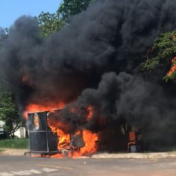 Família pede ajuda para recuperar trailer destruído por incêndio em Marília