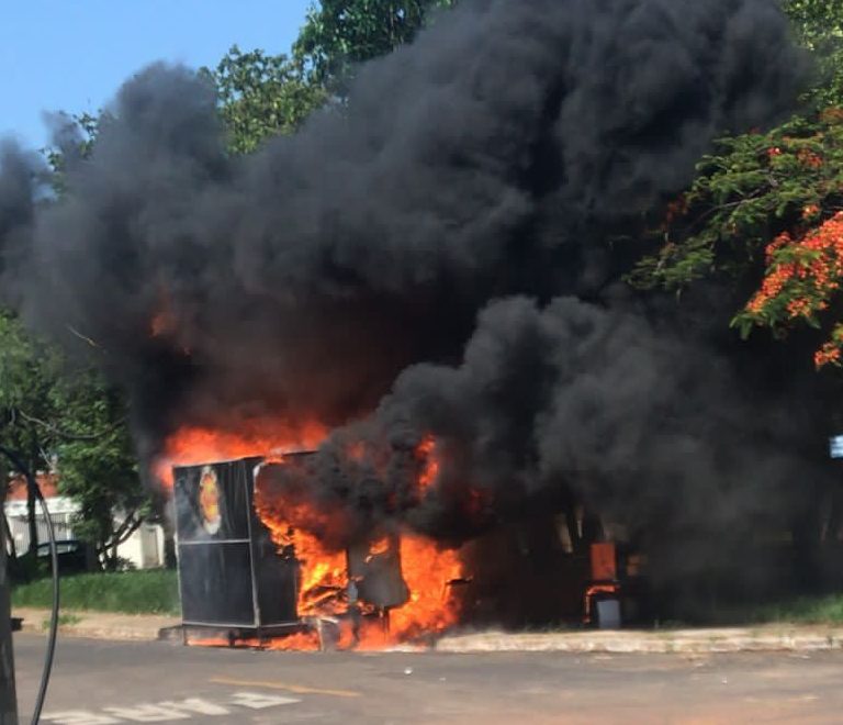 Família pede ajuda para recuperar trailer destruído por incêndio em Marília