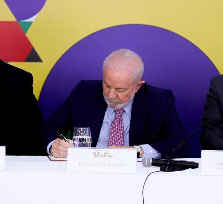 Lula anuncia decreto de GLO para combater crime organizado em portos e aeroportos