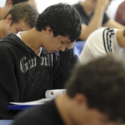 Incentivo para estudantes permanecerem no ensino médio é aprovado 