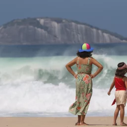 Praias da zona sul do Rio de Janeiro seguem sob risco de fortes ondas