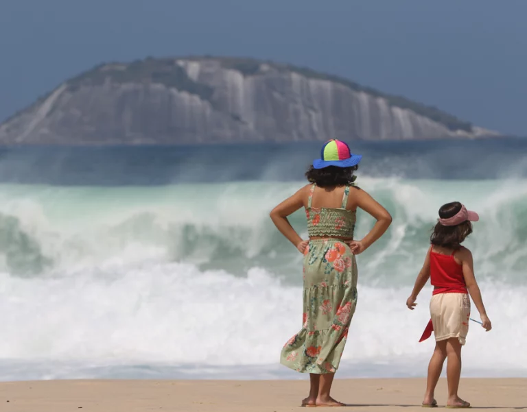 Praias da zona sul do Rio de Janeiro seguem sob risco de fortes ondas