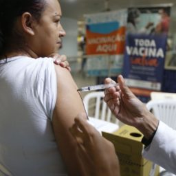Brasil ainda enfrenta desconfiança em relação à vacinação e tem queda na procura