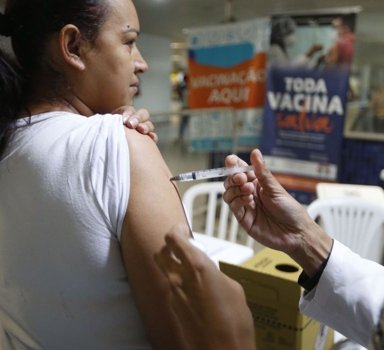Brasil ainda enfrenta desconfiança em relação à vacinação e tem queda na procura