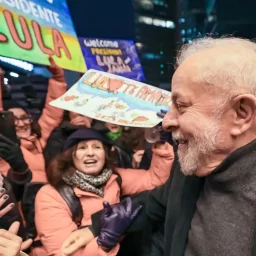 Lula chega a Berlim, onde reforça acordos em diversos setores