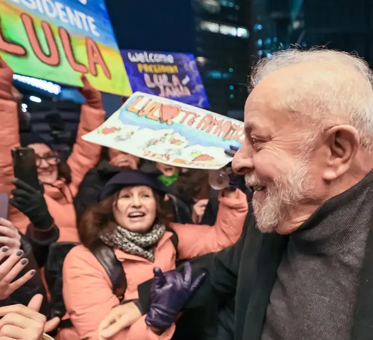 Lula chega a Berlim, onde reforça acordos em diversos setores