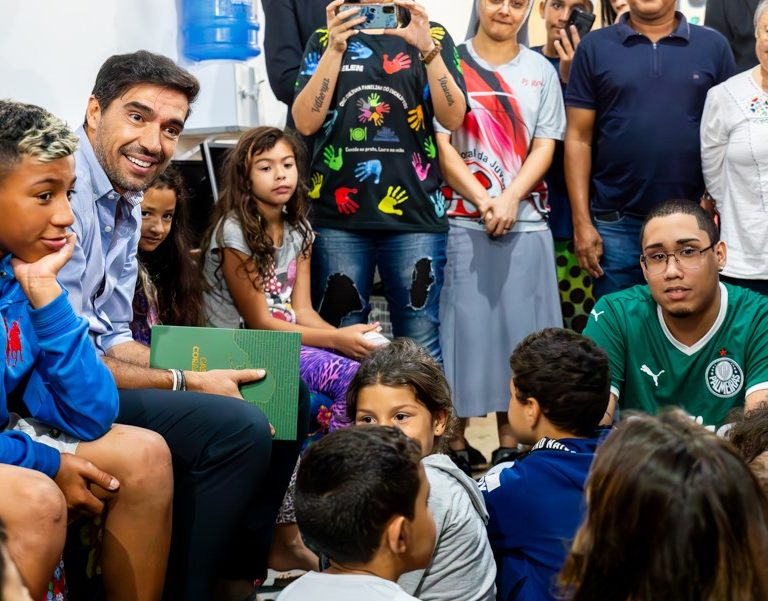 Abel Ferreira se torna o primeiro embaixador da Rede Nacional de Bibliotecas Comunitárias