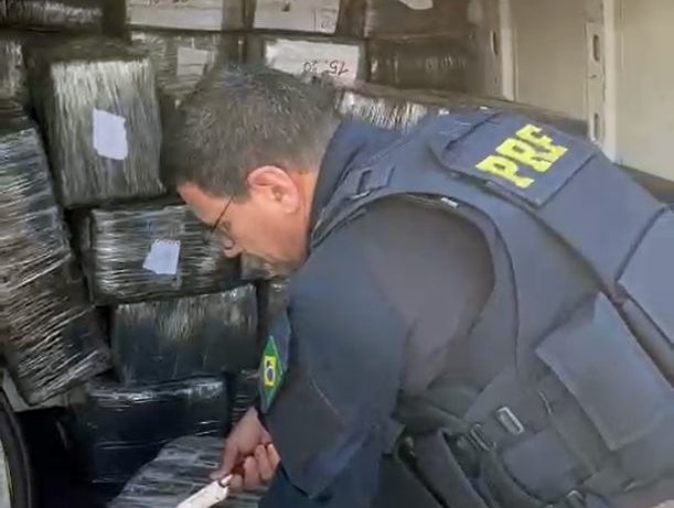 Homem é preso com mais de 700kg de droga pela PRF em Marília