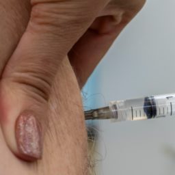 Marília atende Ministério da Saúde e oferece segunda dose da vacina bivalente para idosos
