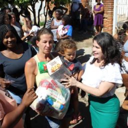 Iniciativa do Fundo Social entrega cestas básicas e panetones