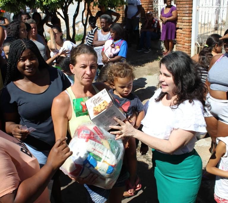 Iniciativa do Fundo Social entrega cestas básicas e panetones