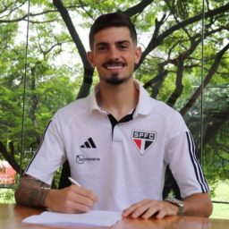 Jóia da base do São Paulo renova contrato por mais três anos