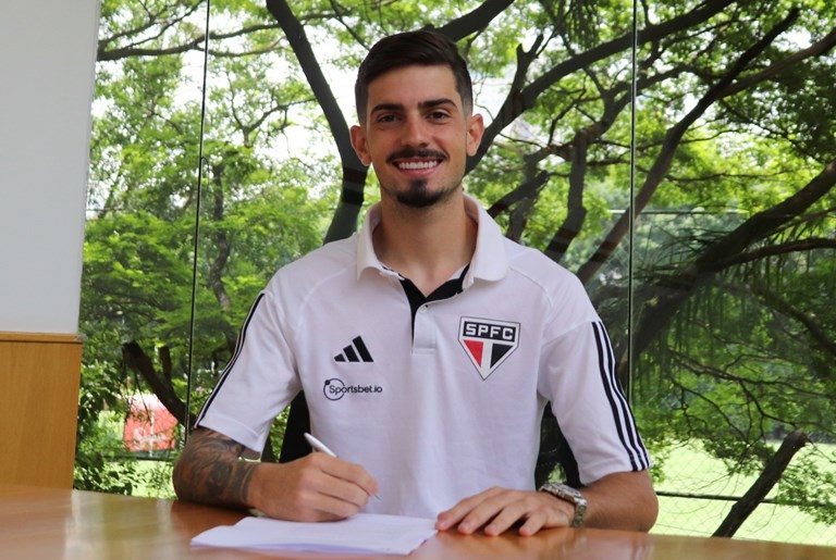 Jóia da base do São Paulo renova contrato por mais três anos