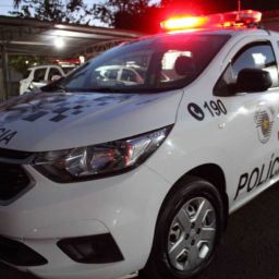 Bando armado com facão e pedaço de madeira assalta supermercado