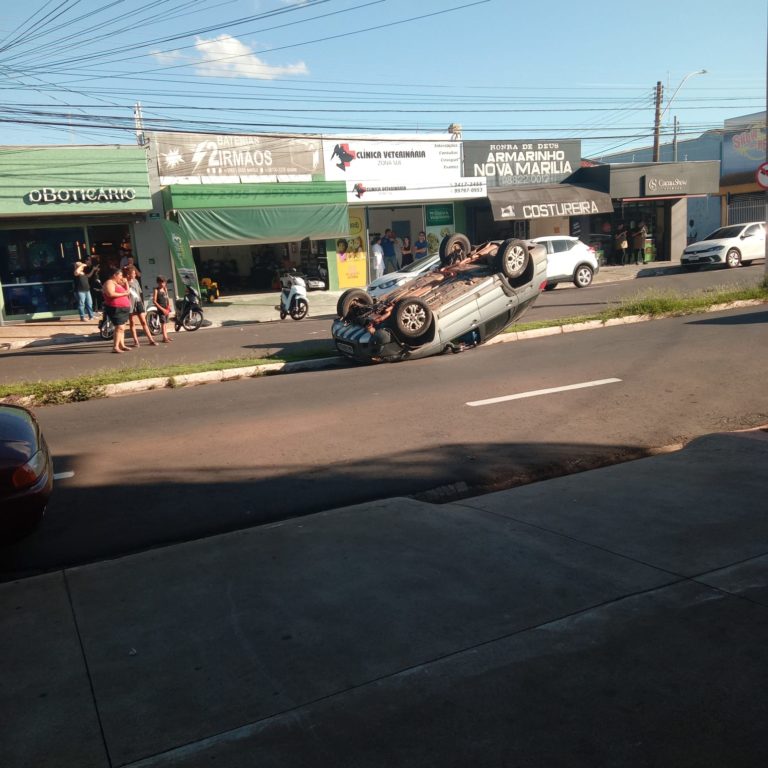 Carro capota na avenida João Ramalho em Marília