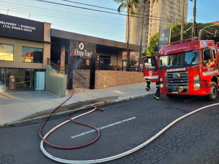 Curto em ar-condicionado provoca incêndio em choperia no centro de Marília