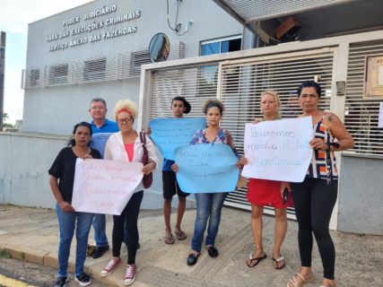 <p>Moradores dos prédios da CDHU protestam após audiência de conciliação, realizada em 19 de dezembro,  terminar sem acordo. (Foto: Alcyr Netto/Marília Notícia)</p>
