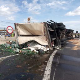 Caminhão carregado com cerveja tomba na Rodovia do Contorno