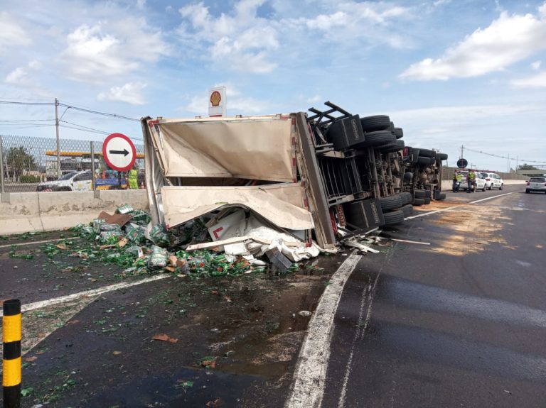 Caminhão carregado com cerveja tomba na Rodovia do Contorno