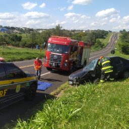 Mulher fica ferida ao bater carro contra carreta na BR-153 em Marília