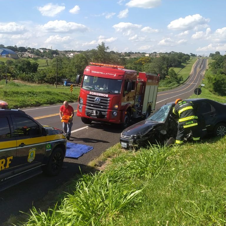 Mulher fica ferida ao bater carro contra carreta na BR-153 em Marília