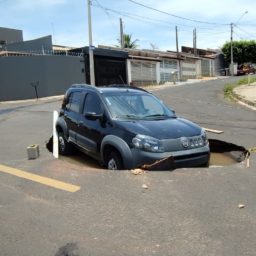 Cratera no asfalto ‘engole’ carro em bairro da zona norte de Marília