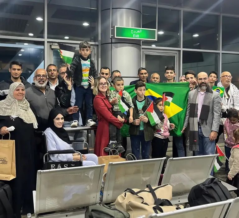 Terceiro grupo de brasileiros repatriados de Gaza deixa o Egito