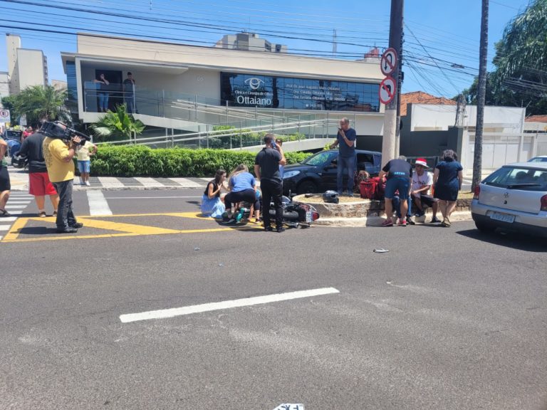 Acidente na avenida Rio Branco envolve carro, moto e pedestre; dois ficam feridos