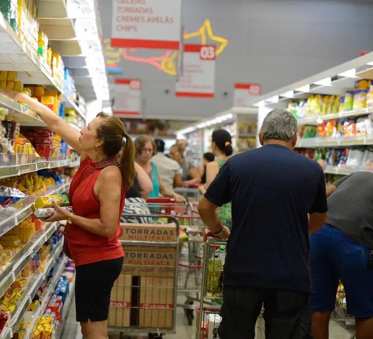 Preço de alimentos e juros contribuíram para frear inflação em 2023