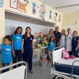 Crianças da Associação Amor de Mãe doam brinquedos à UPA norte e ao PA sul