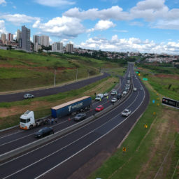 Carreta de caminhão se solta na rodovia SP-294 em Marília