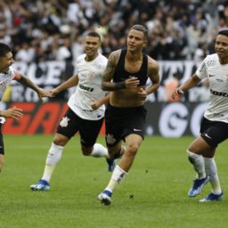 Com golaço, Timãozinho dá Copinha à Fiel e a faz esboçar sorriso outra vez