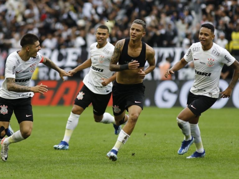 Com golaço, Timãozinho dá Copinha à Fiel e a faz esboçar sorriso outra vez