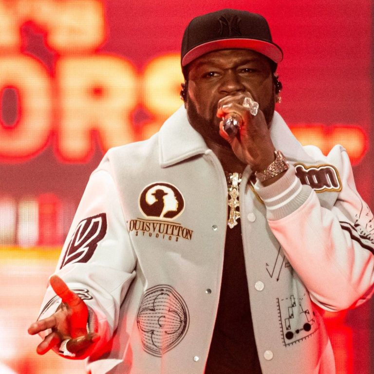 Fã processa 50 Cent após ele arremessar microfone em sua cabeça durante show